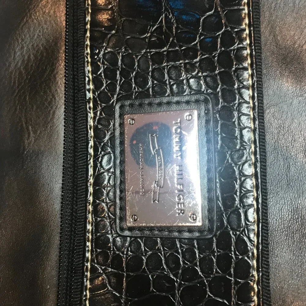 👜 Tommy Hilfiger Fold Over Wristlet Purse  black👜 - Picture 2 of 6
